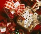 Рождественские подарки украшенный лента
